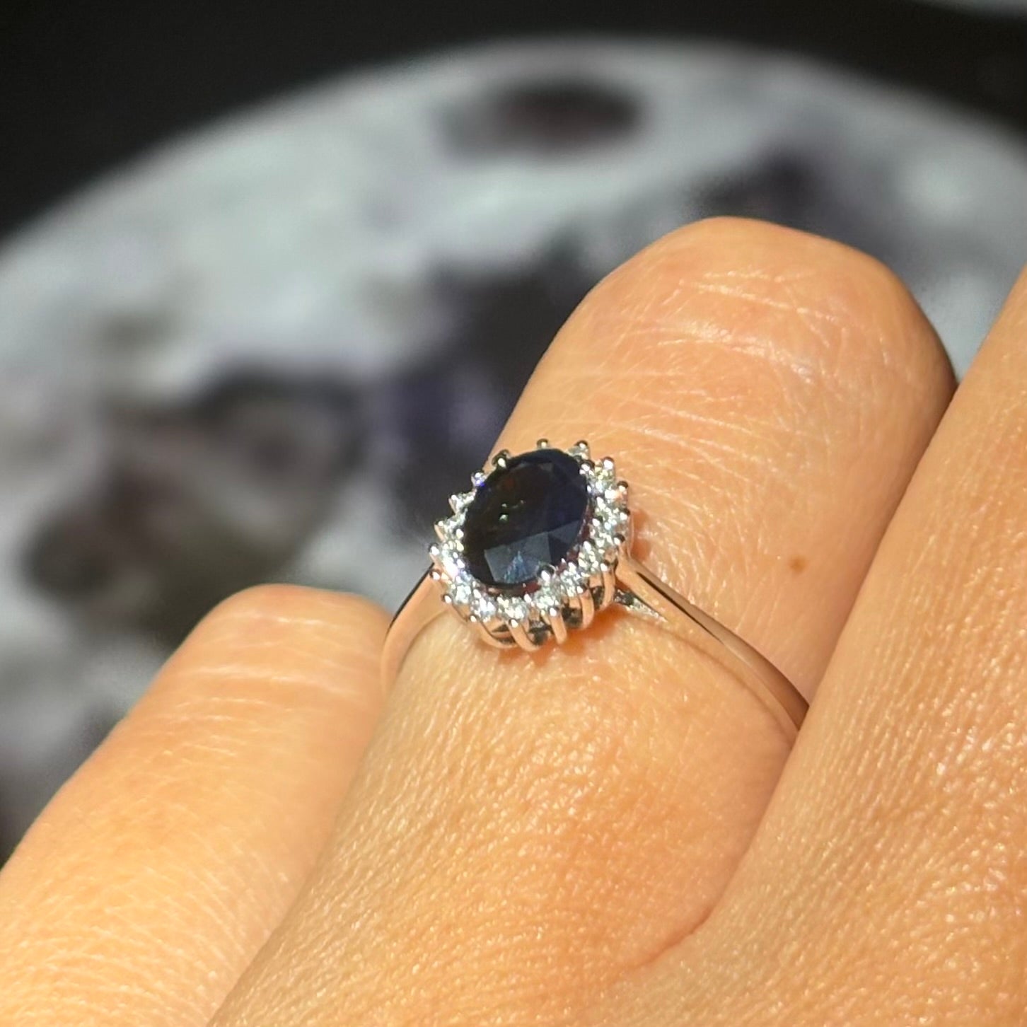 Дамски пръстен от бяло злато със сапфир и диаманти 1.05 карата